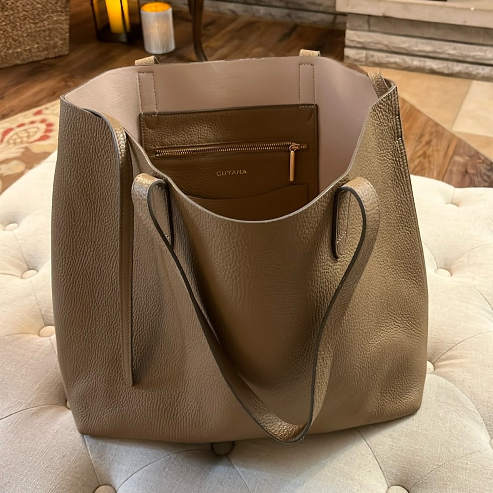 Cuyana classic tote